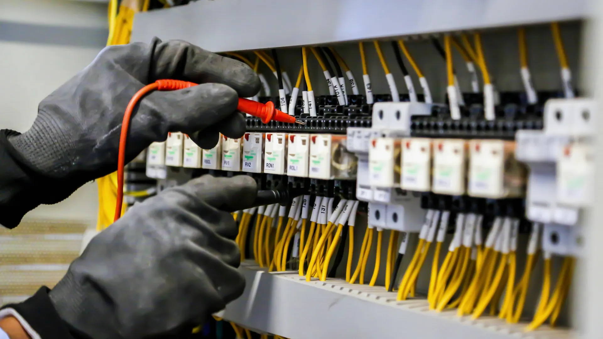 Électricien professionnel en intervention à Paris